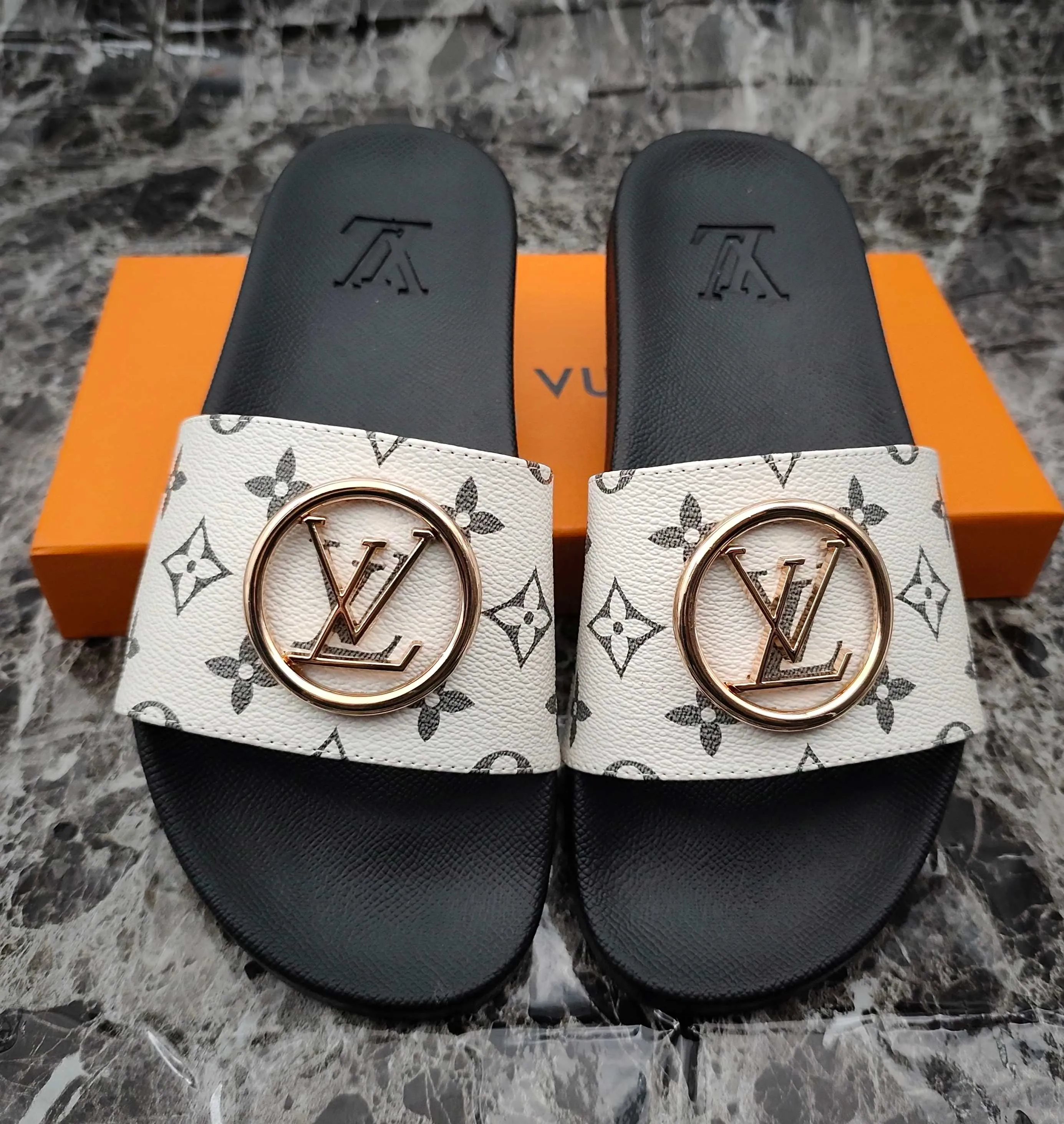 👟👟Ex-factory price 280👟👟 (available all year round) same style for men and women, size 35--48. Couple style🎗Louis Vuitton "LV" slippers, a much-anticipated one, so beautiful that it will melt your hearts❤! It is simply a masterpiece of extraordinary craftsmanship. It is a must-have for everyone. It is made by open mold. It feels Q-bounce and super soft on the feet. It is super delicate on the feet. It is an exclusive model. There are many layouts, so there is always one you like🎉🎉